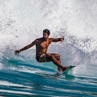 Surfez sur les vagues limpides de Guadeloupe dans une ambiance fun et décontractée.